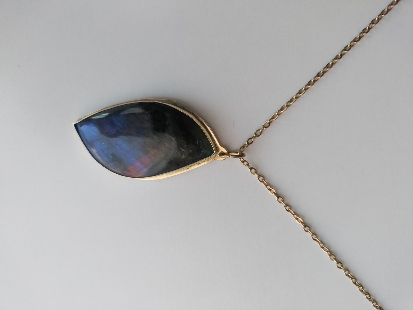 Pendentif doré et pierre naturelle de Labradorite bleue foncée LEIA&CO