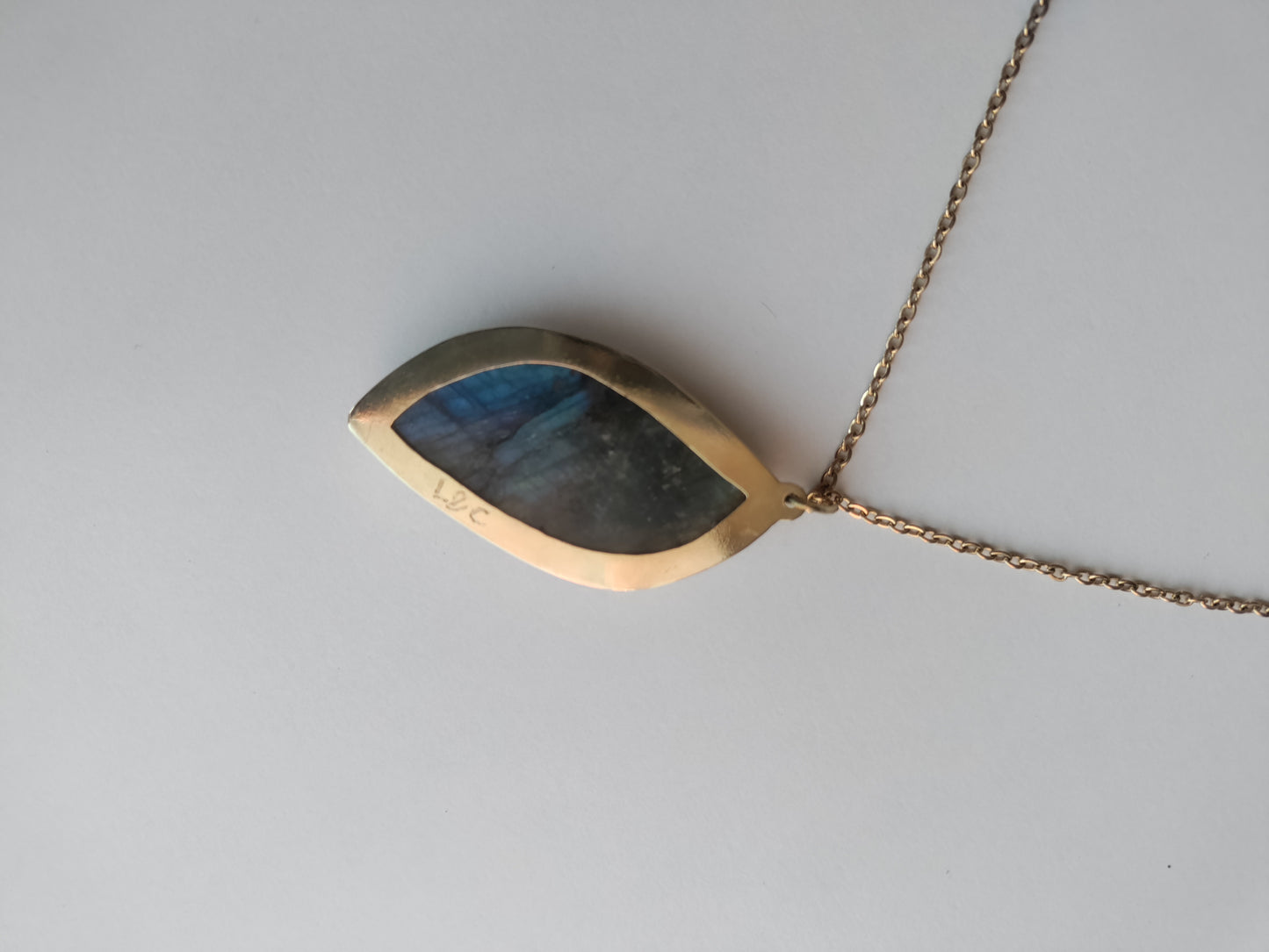 Pendentif doré et pierre naturelle de Labradorite bleue foncée LEIA&CO