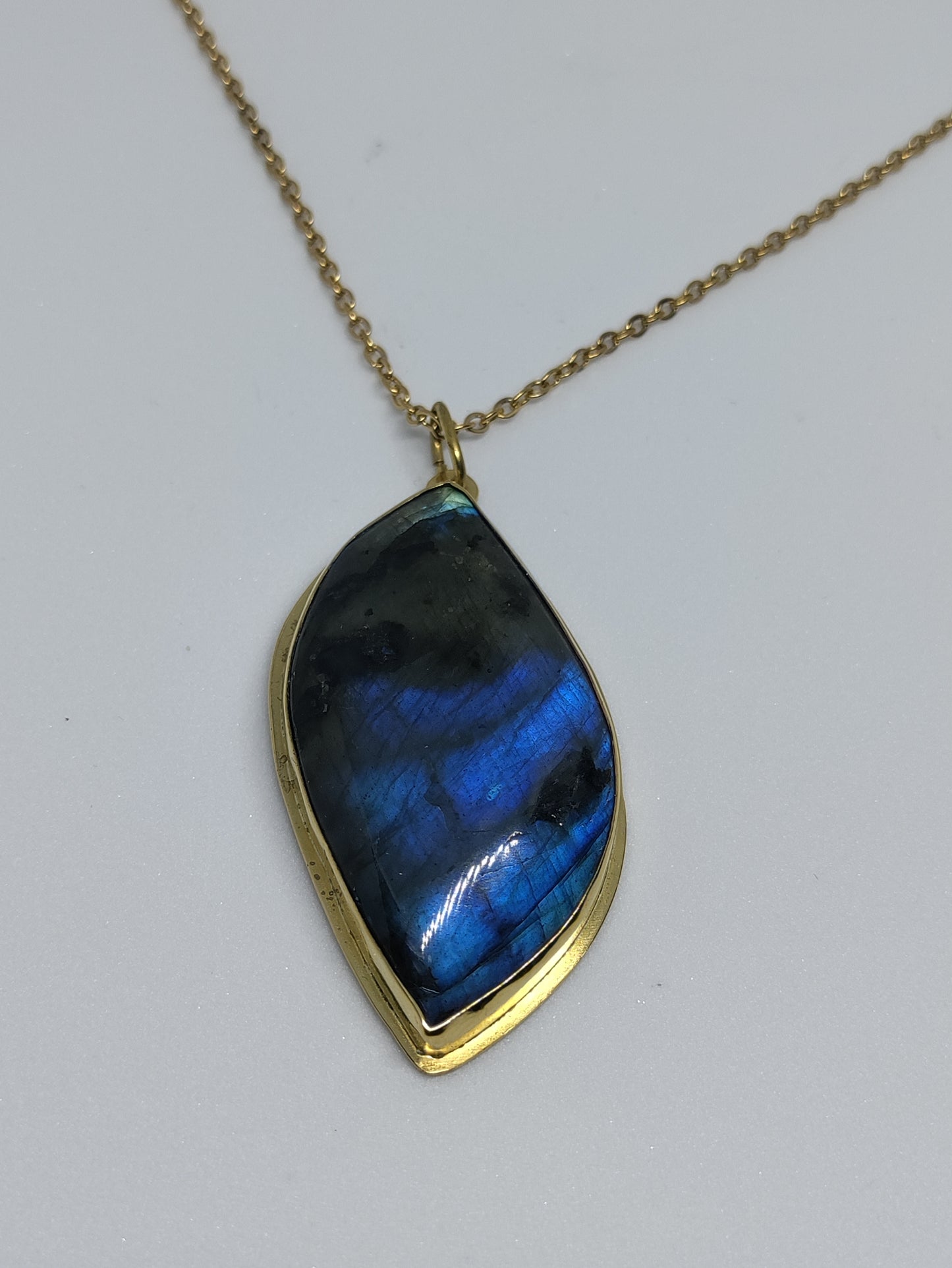 Pendentif doré et pierre naturelle de Labradorite bleue foncée LEIA&CO