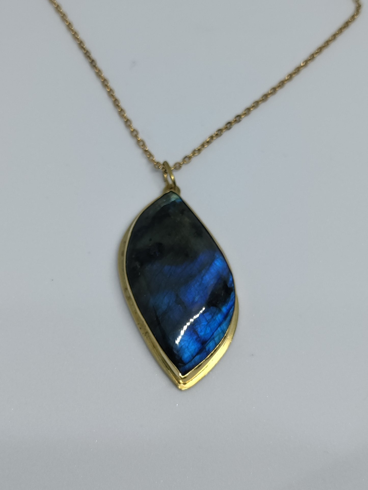 Pendentif doré et pierre naturelle de Labradorite bleue foncée LEIA&CO