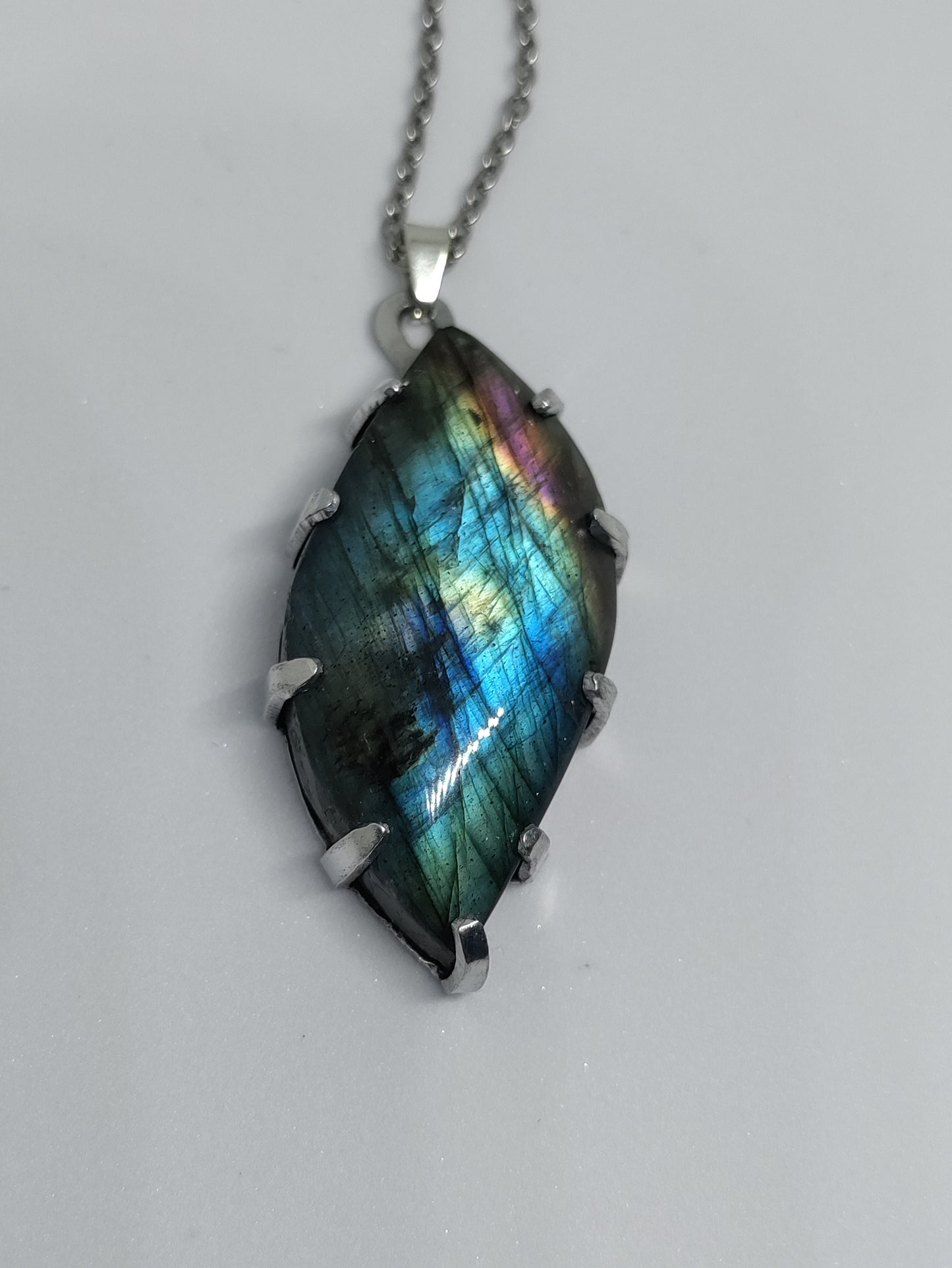 Pendentif avec Labradorite naturelle flash bleu-vert en aluminium LEIA&CO