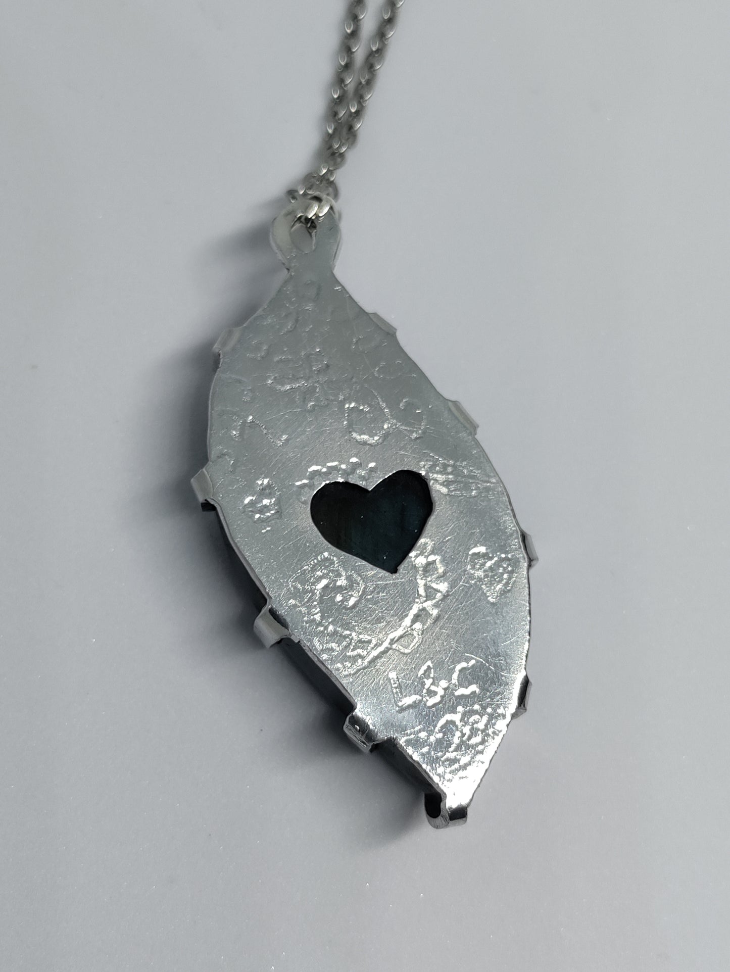 Pendentif avec Labradorite naturelle flash bleu-vert en aluminium LEIA&CO