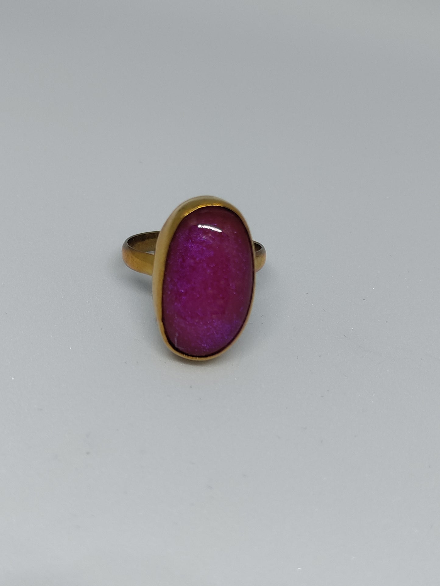 Bague en laiton avec cabochon en verre dichroïque rose LEIA&CO