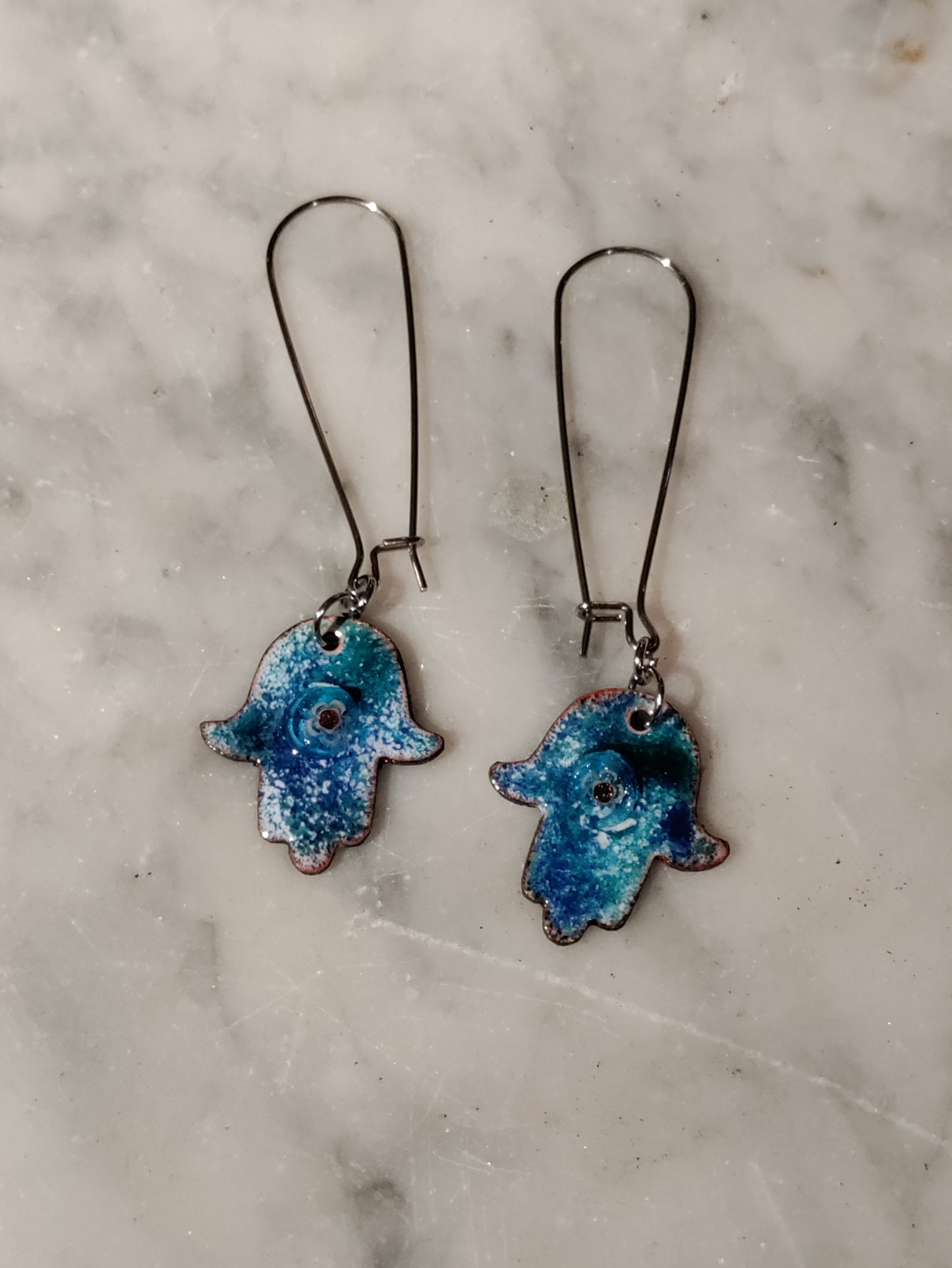 Boucles d'oreilles main de Fatma cuivre émaillé bleu LEIA&CO