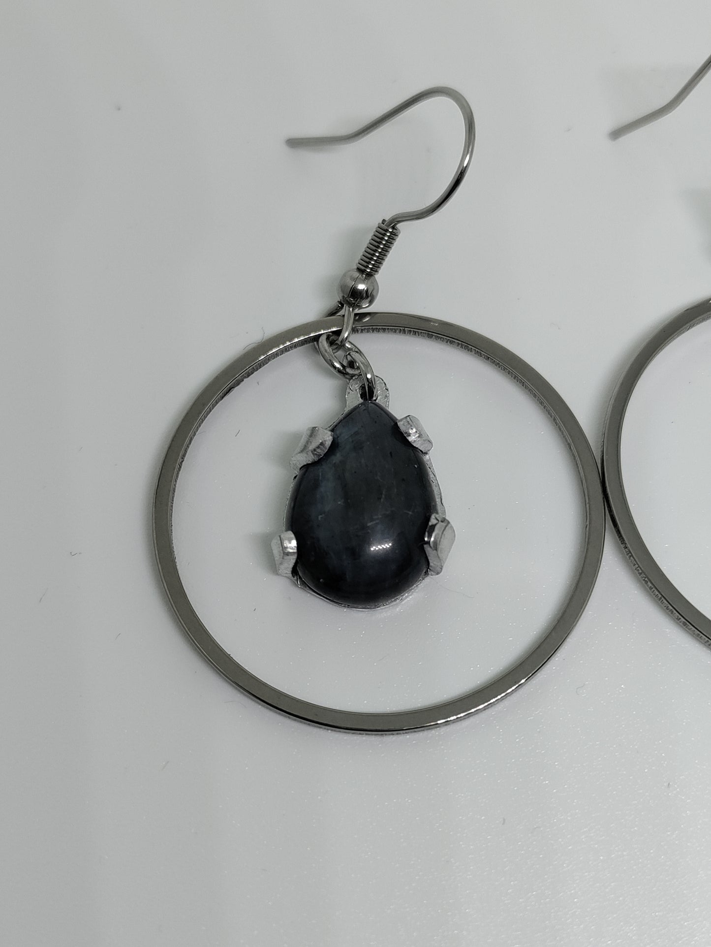 Boucles d'oreilles gouttes avec labradorites grises naturelles LEIA&CO