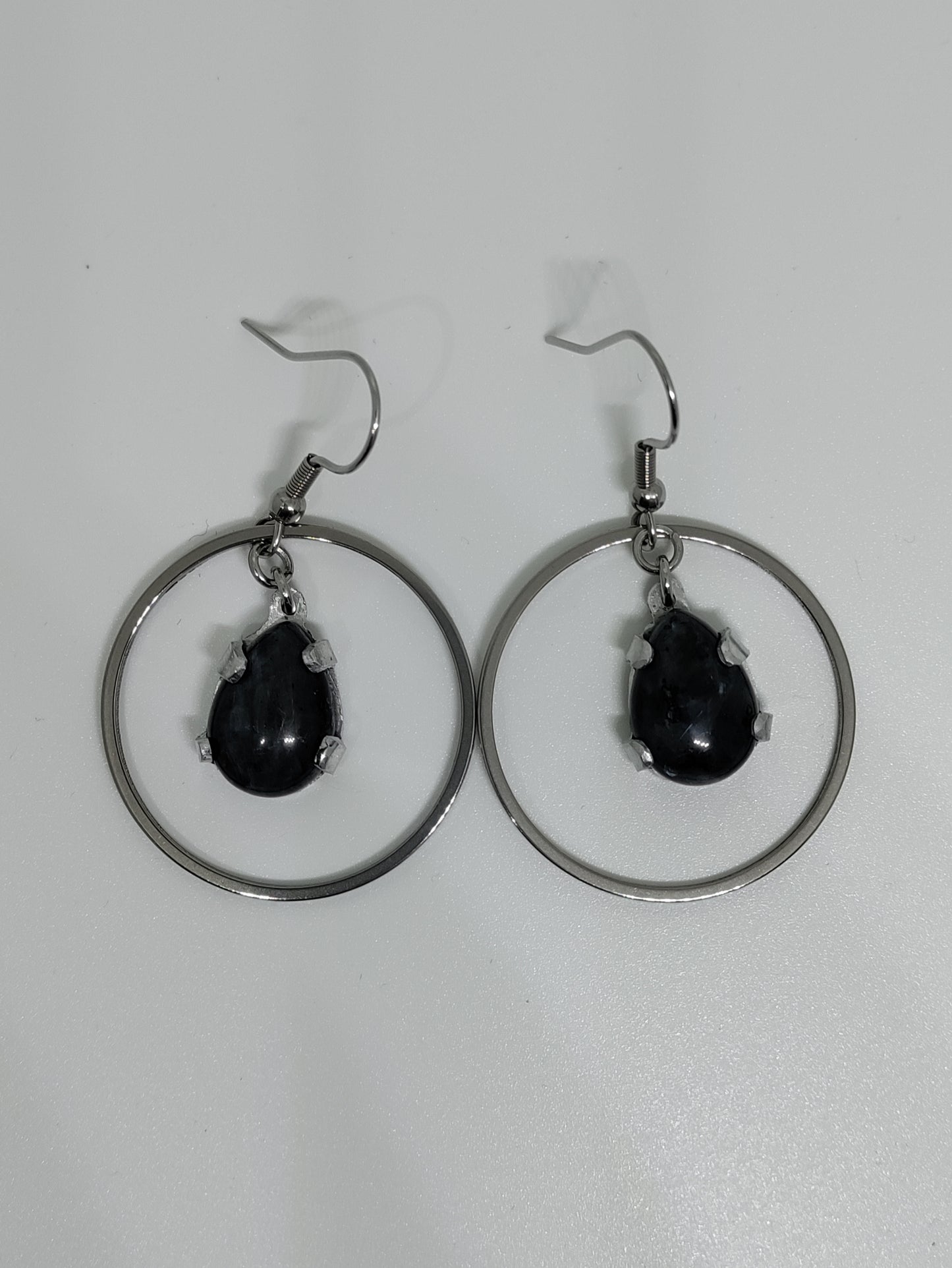 Boucles d'oreilles gouttes avec labradorites grises naturelles LEIA&CO