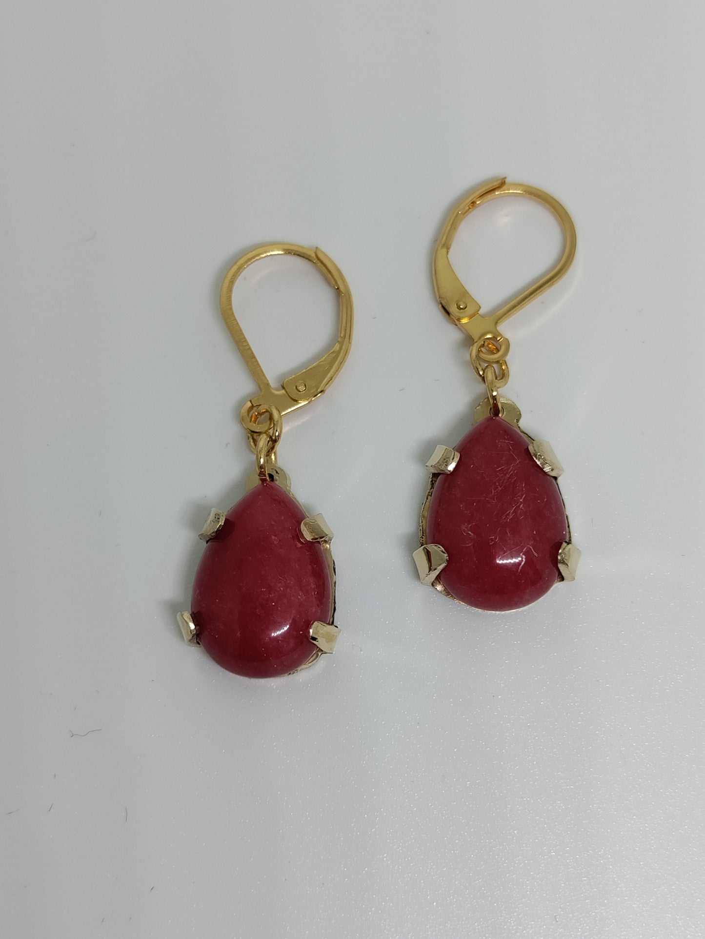 Boucles d'oreilles gouttes avec pierre rouge LEIA&CO