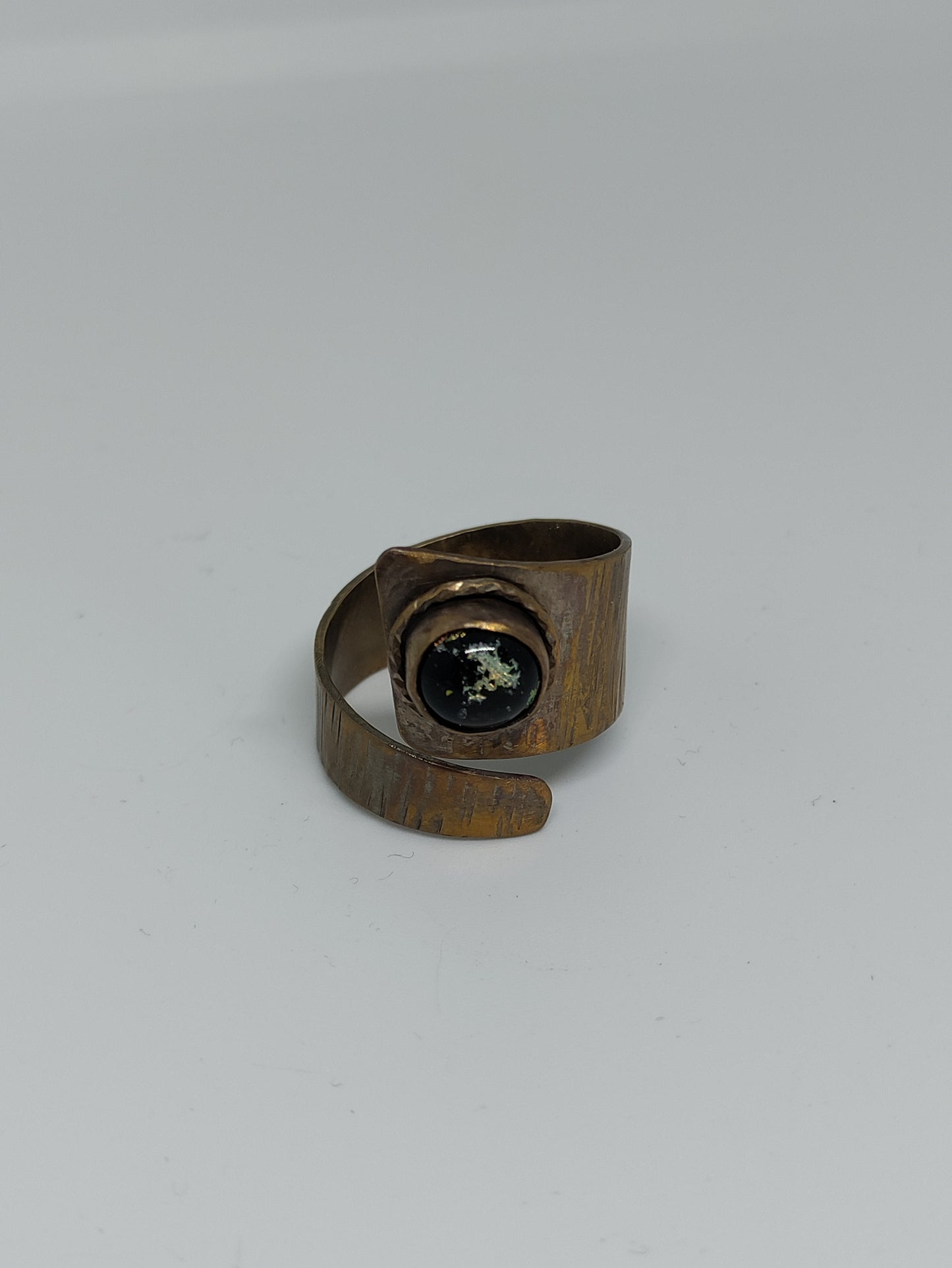 Bague enroulée effet antique verre dichroïque oeil de chat LEIA&CO taille 8 US