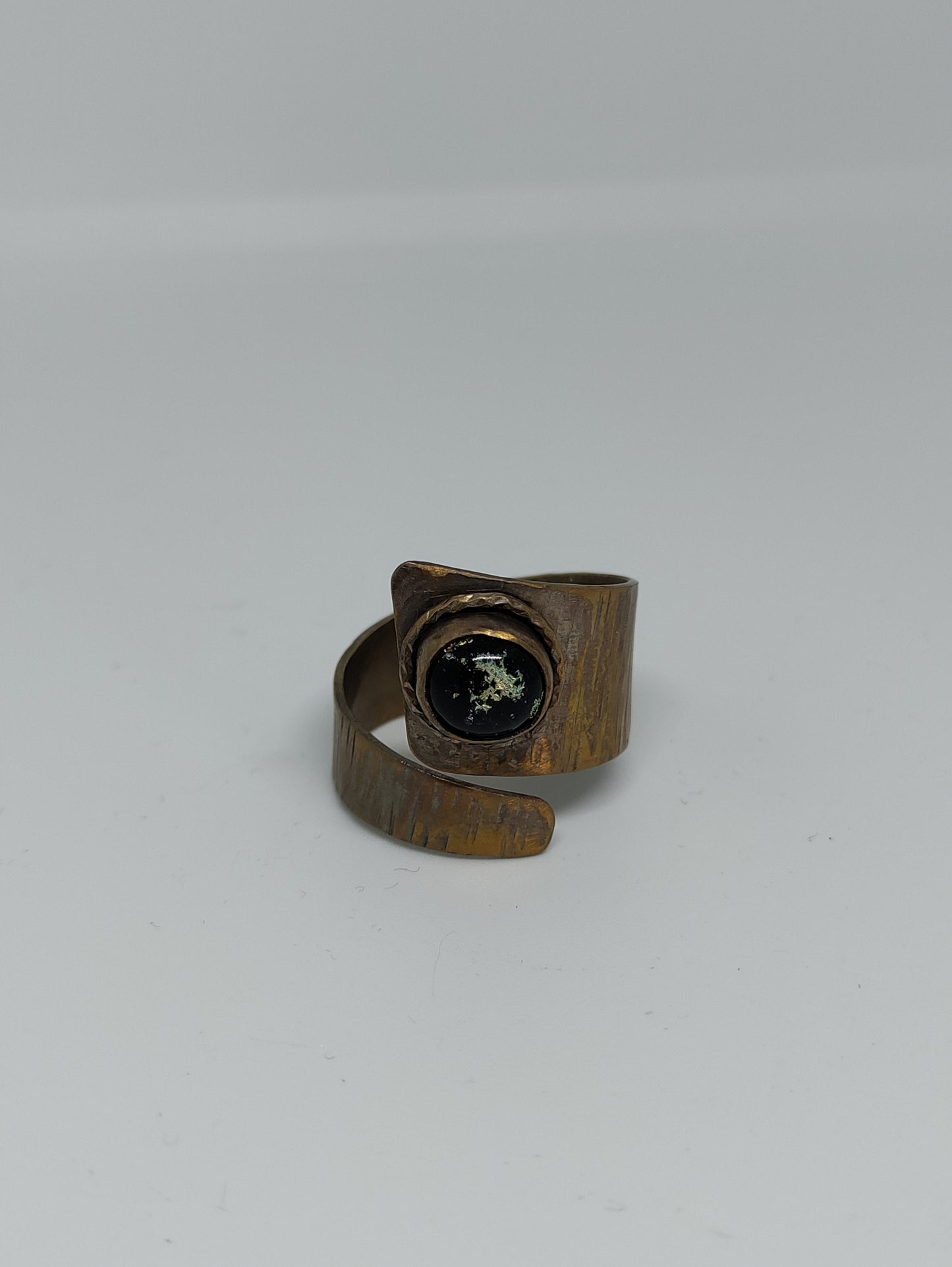 Bague enroulée effet antique verre dichroïque oeil de chat LEIA&CO taille 8 US