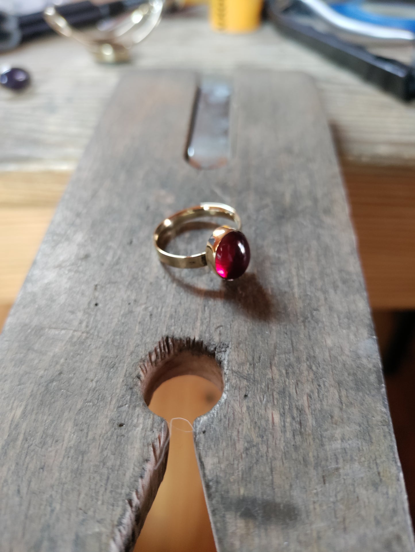 Bague en laiton doré et pierre rouge LEIA&CO taille 50