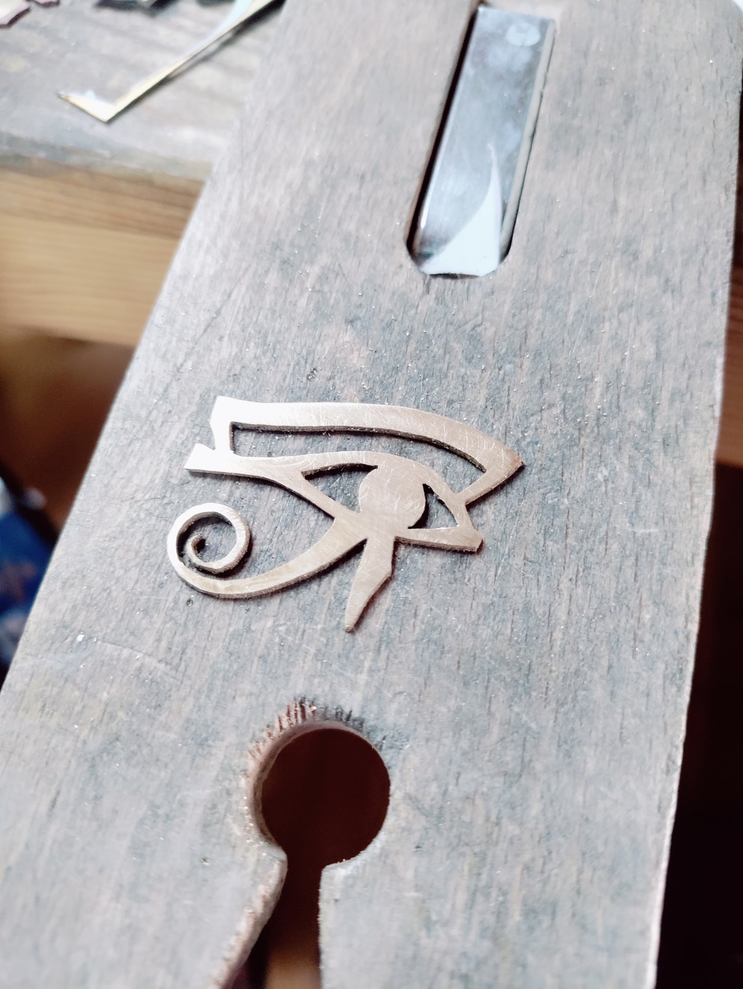 Pendentif symbole égyptien oeil d'Horus doré avec Opalite LEIA&CO
