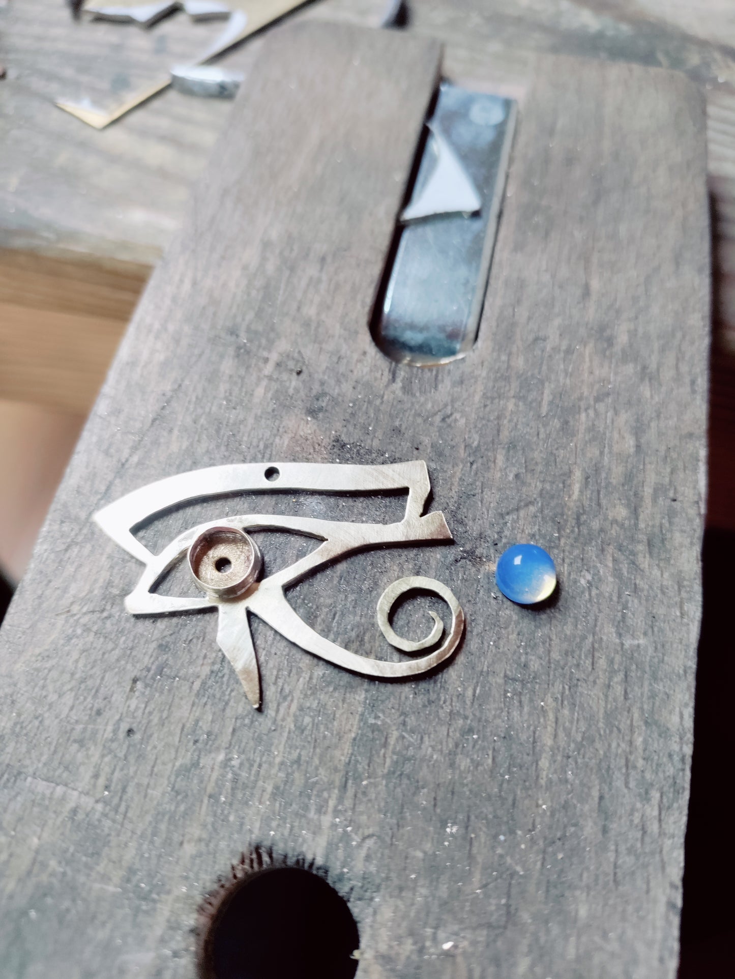 Pendentif symbole égyptien oeil d'Horus doré avec Opalite LEIA&CO