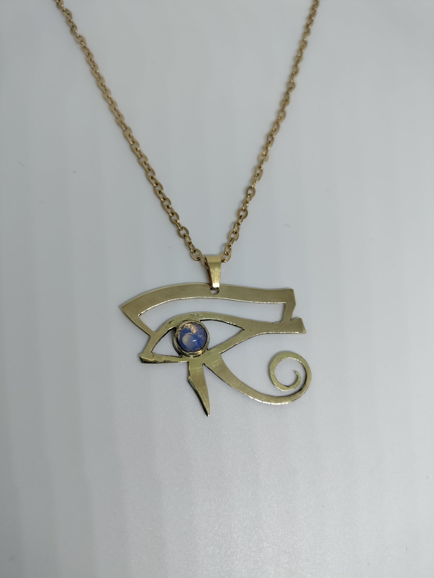 Pendentif symbole égyptien oeil d'Horus doré avec Opalite LEIA&CO