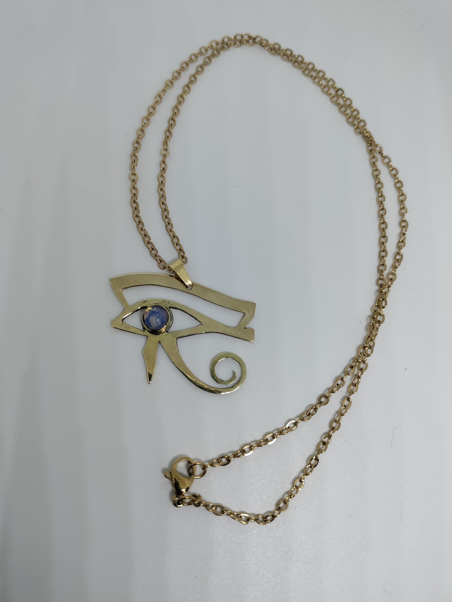 Pendentif symbole égyptien oeil d'Horus doré avec Opalite LEIA&CO