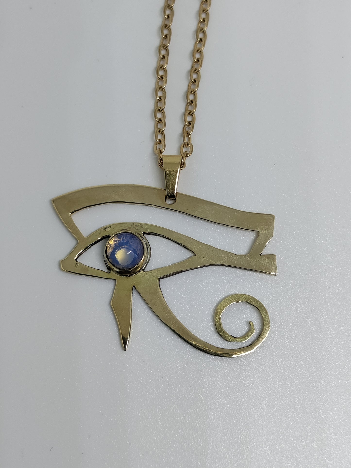 Pendentif symbole égyptien oeil d'Horus doré avec Opalite LEIA&CO