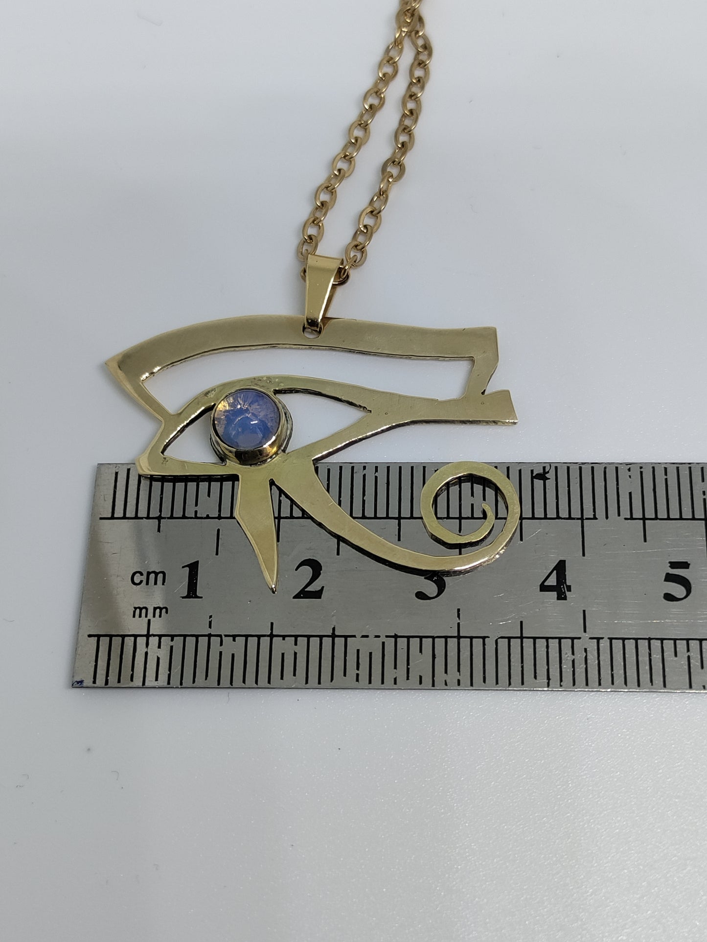 Pendentif symbole égyptien oeil d'Horus doré avec Opalite LEIA&CO