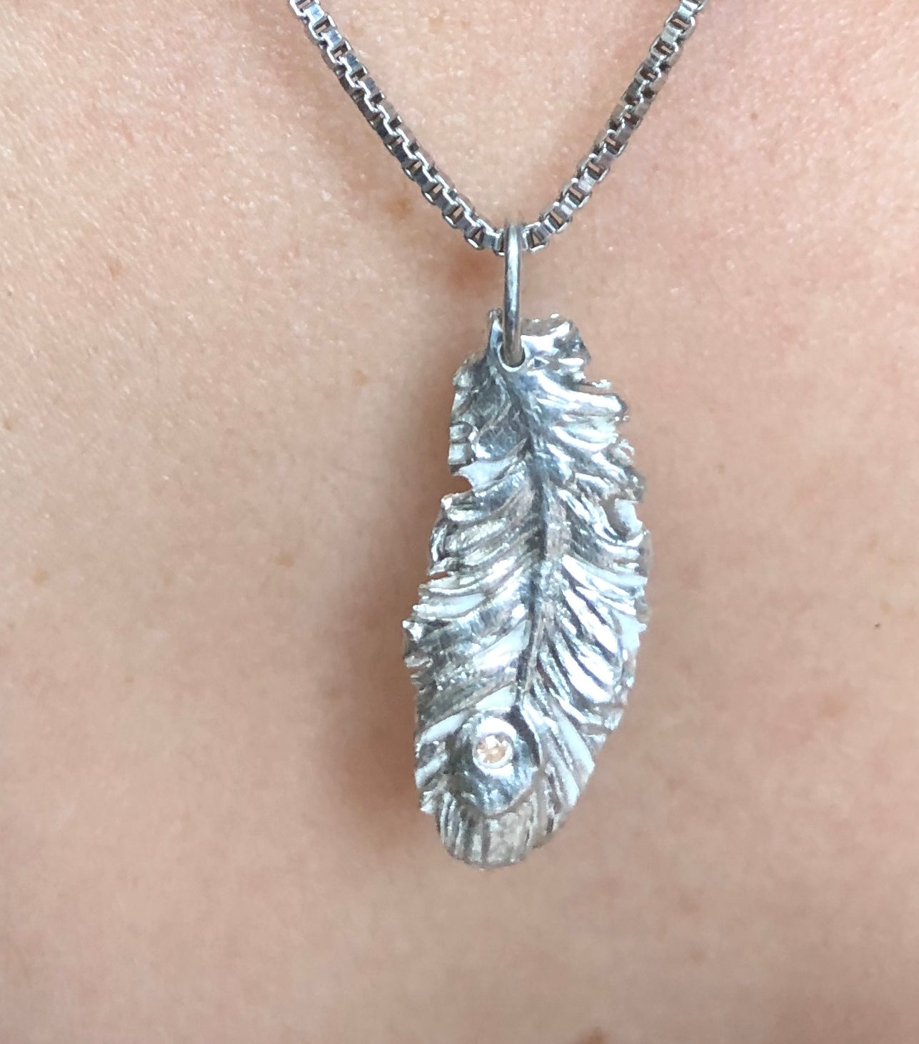 Pendentif plume avec zircone