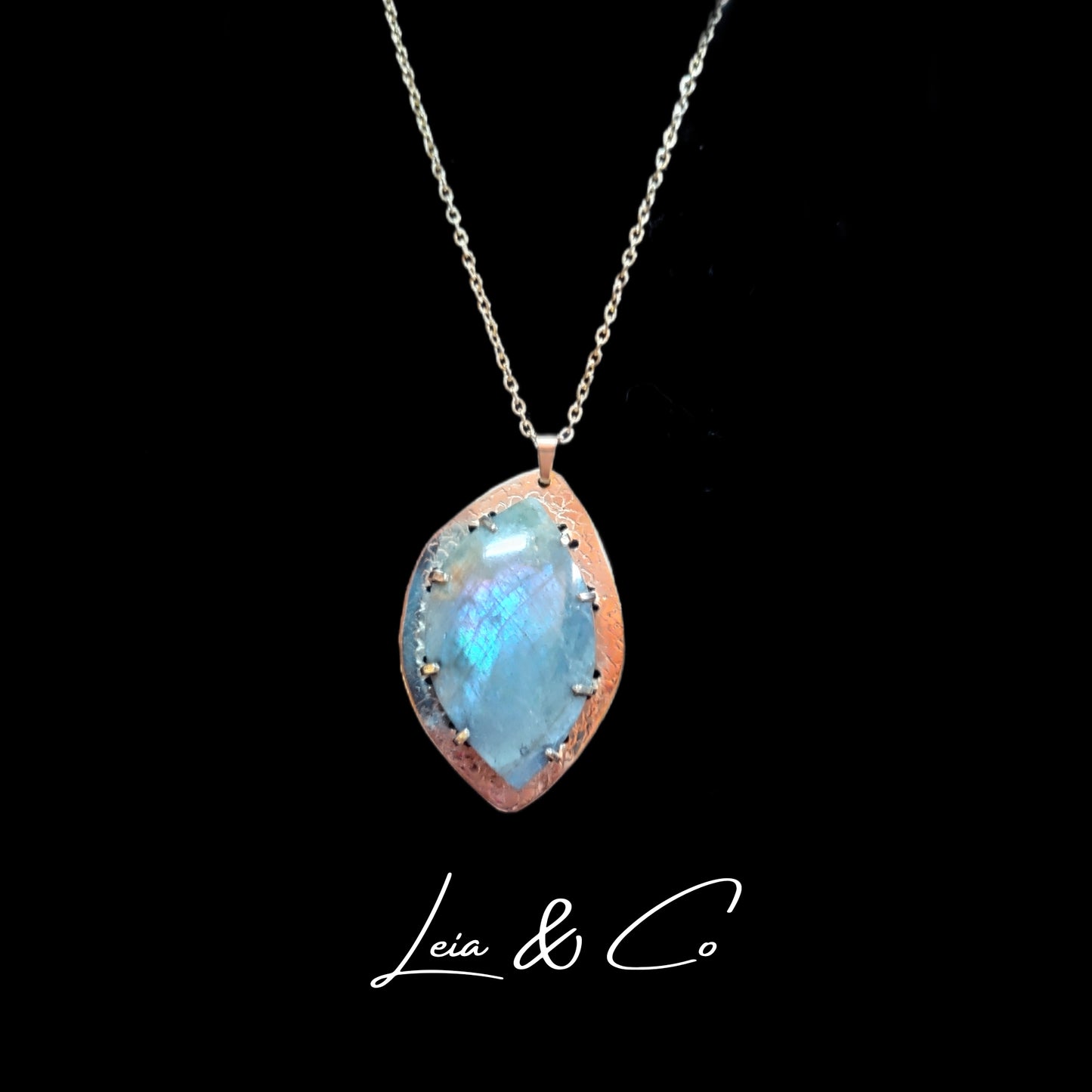 Pendentif laiton doré et pierre naturelle de Labradorite bleue LEIA&CO