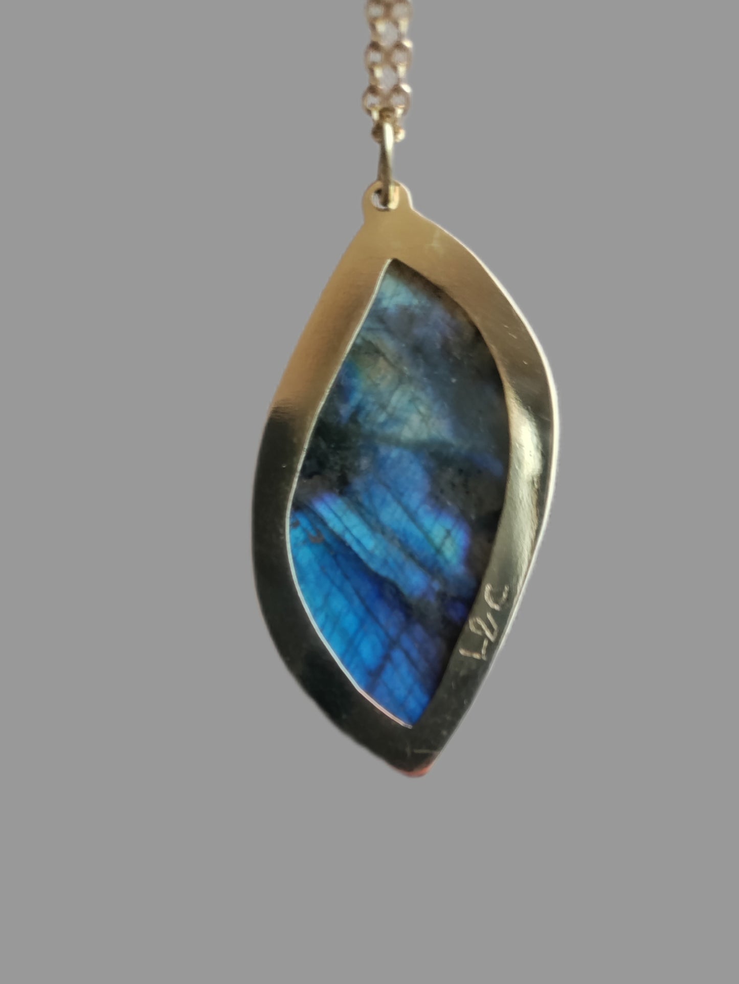 Pendentif doré et pierre naturelle de Labradorite bleue foncée LEIA&CO
