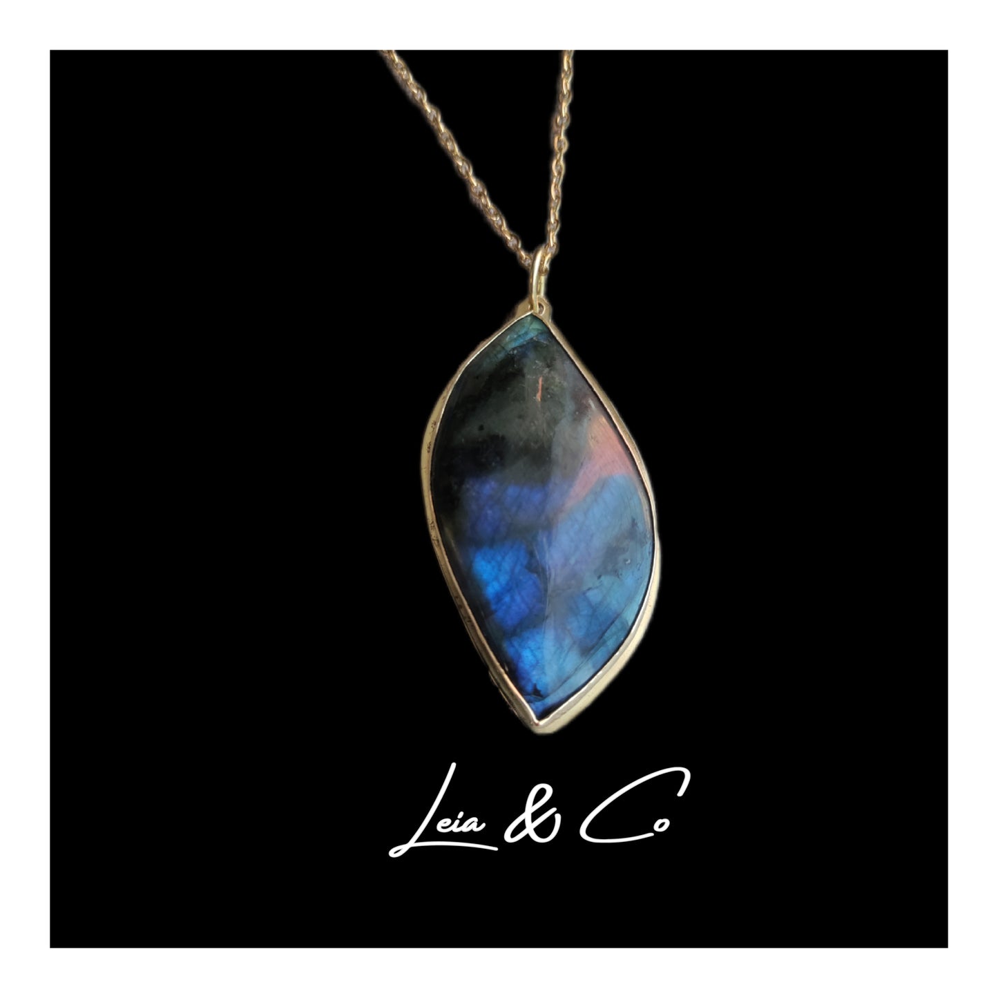 Pendentif doré et pierre naturelle de Labradorite bleue foncée LEIA&CO