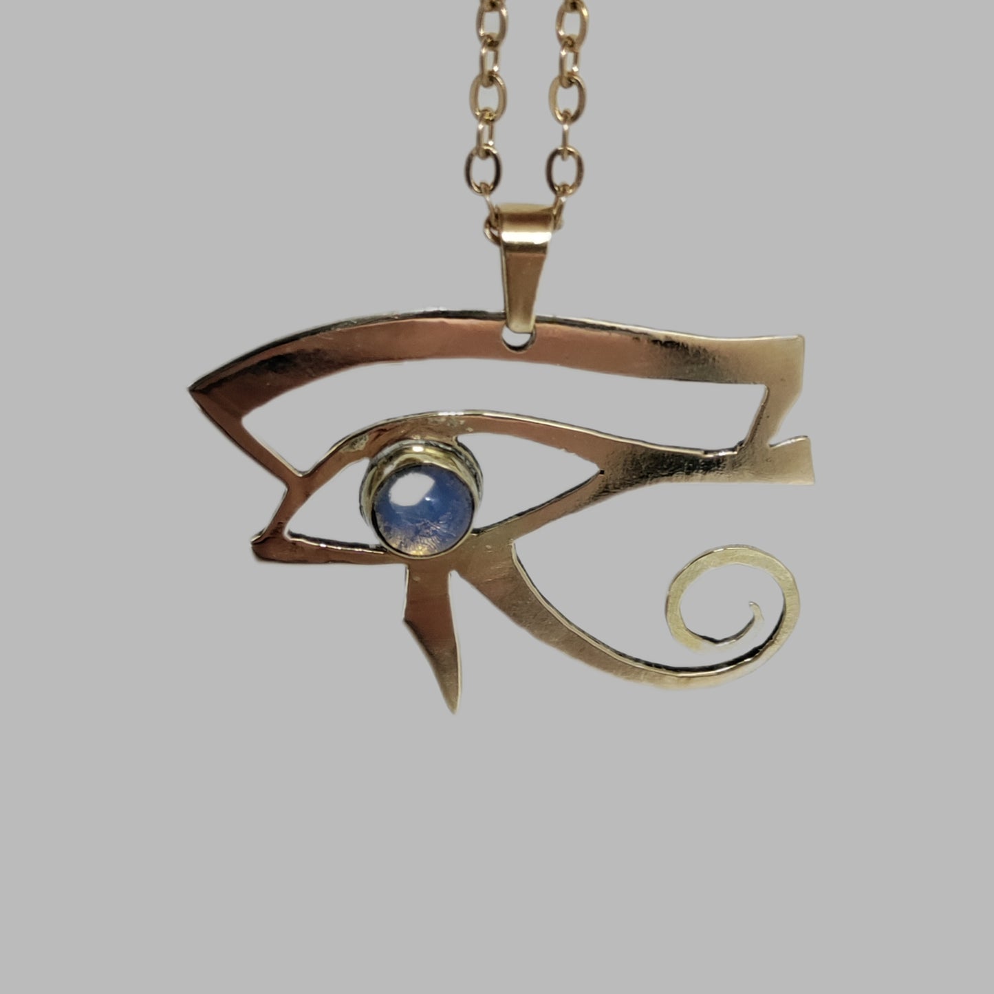 Pendentif symbole égyptien oeil d'Horus doré avec Opalite LEIA&CO