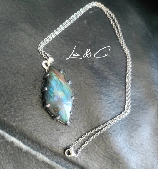 Pendentif avec Labradorite naturelle flash bleu-vert en aluminium LEIA&CO