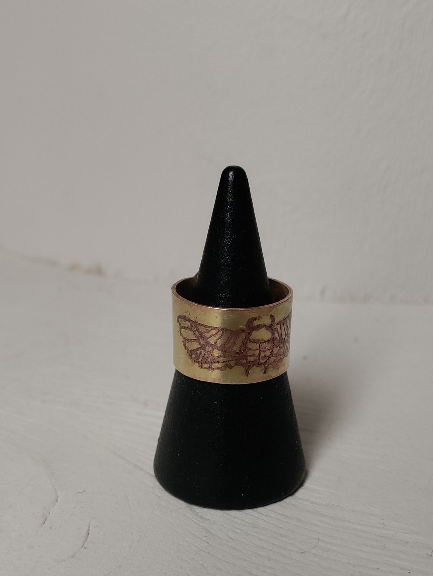 Bague ajustable laiton patiné avec symboles égyptiens et quartz rose LEIA&CO