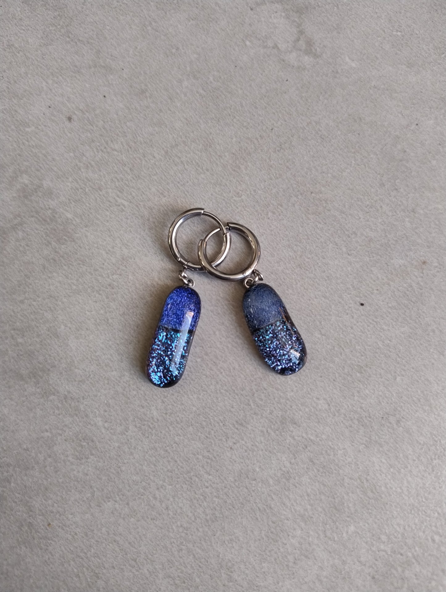 Boucles d'oreilles créoles verre dichroïque bleu LEIA&CO