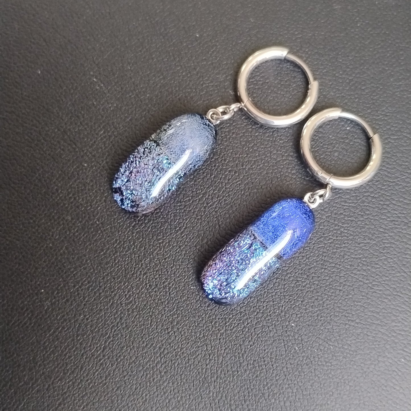 Boucles d'oreilles créoles verre dichroïque bleu LEIA&CO