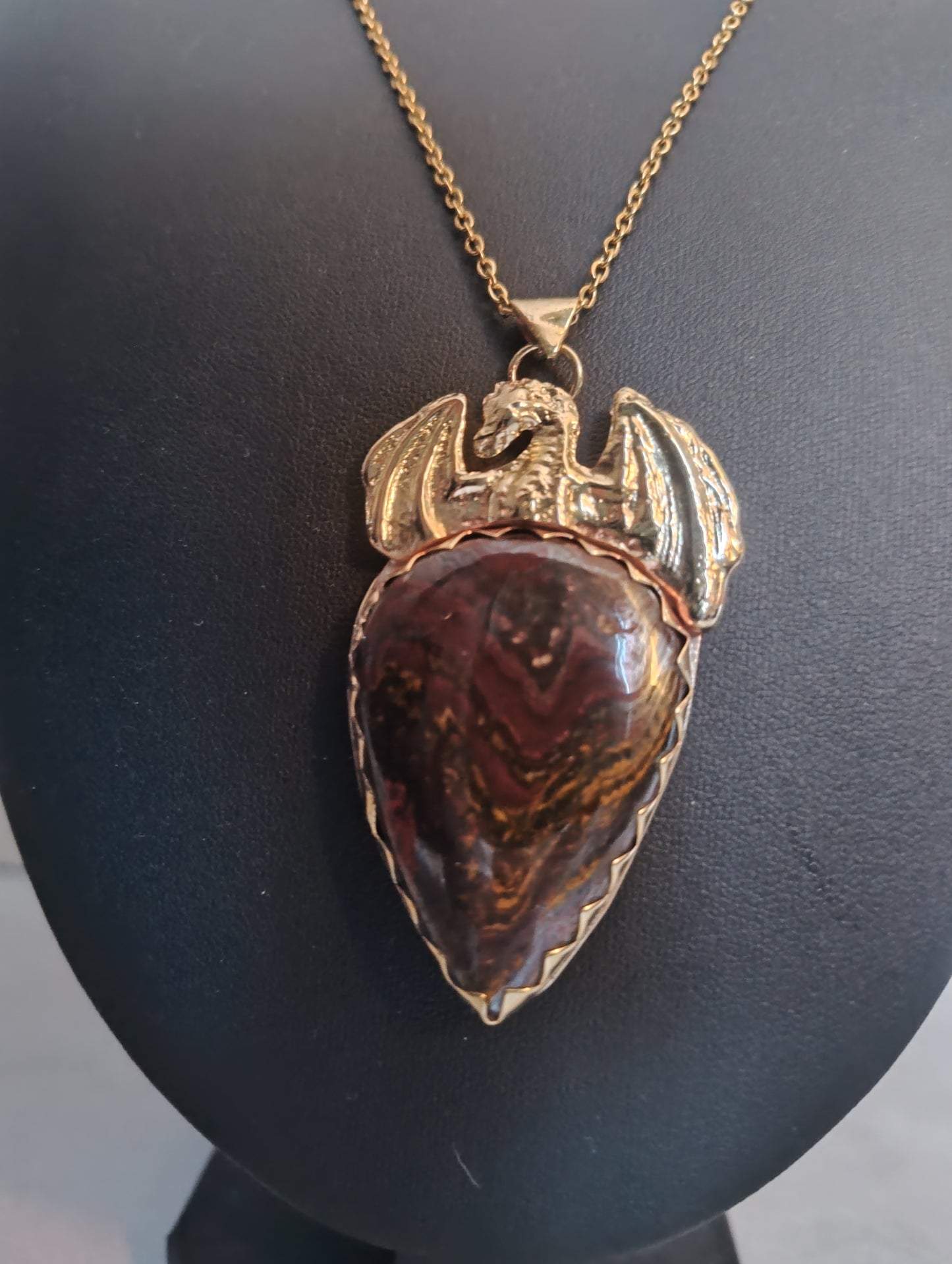Amulette dragon doré avec pierre tigre de fer LEIA&CO