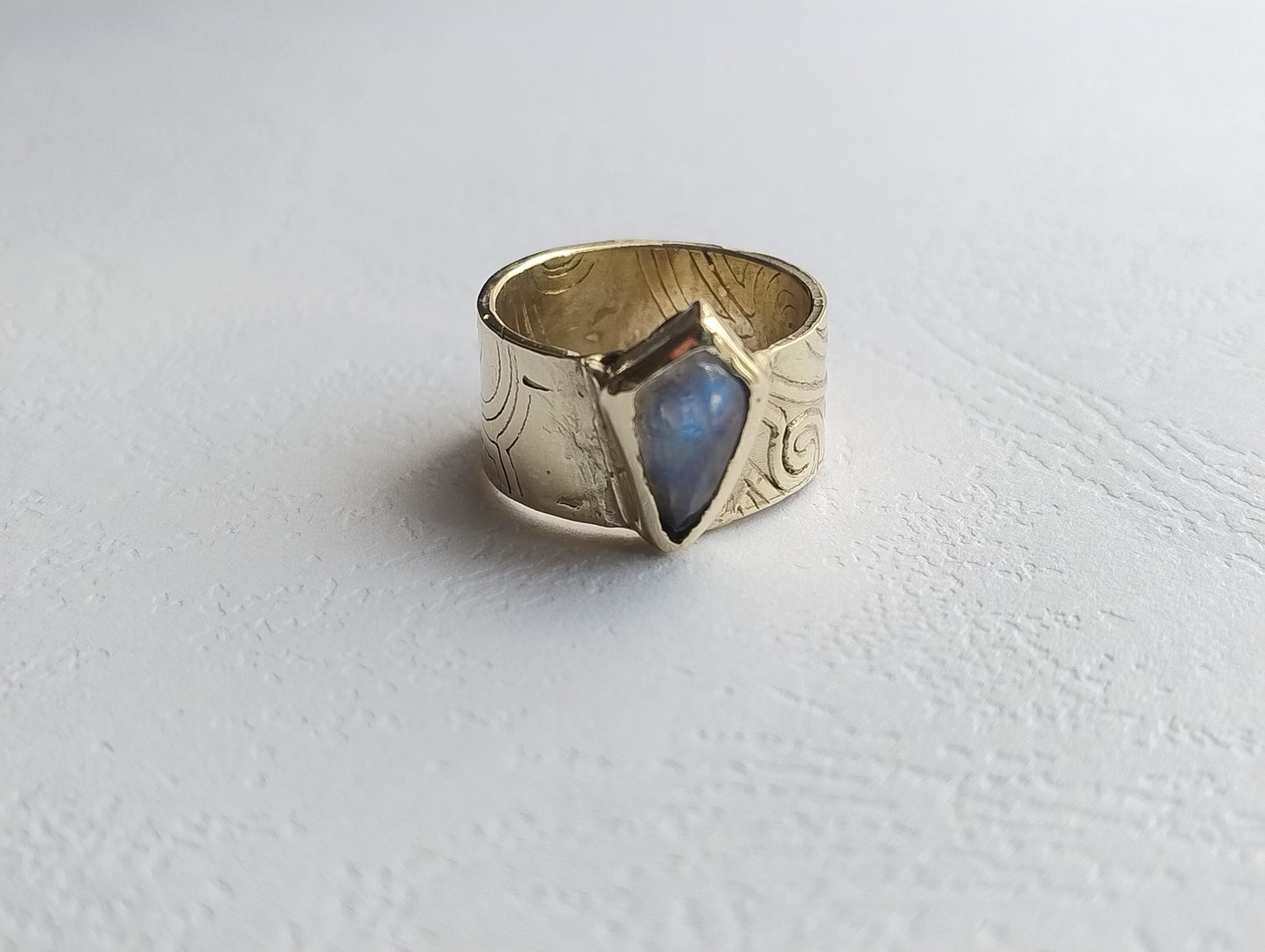 Yuna ring in golden brass and rainbow rosecut Moonstone LEIA&CO