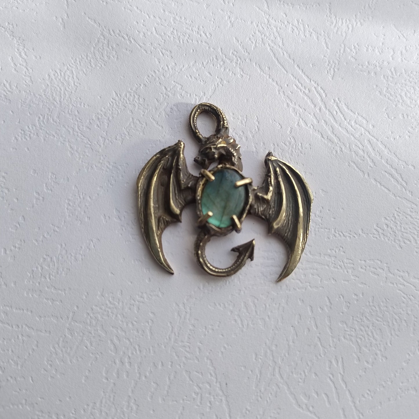 Amulette dragon antique avec Labradorite bleue-verte LEIA&CO