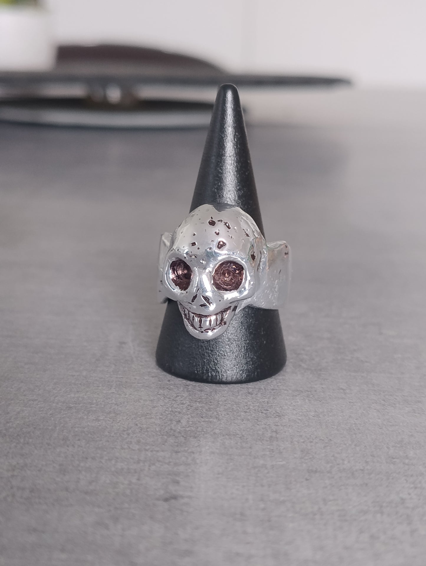 Bague chevalière tête de mort argentée LEIA&CO