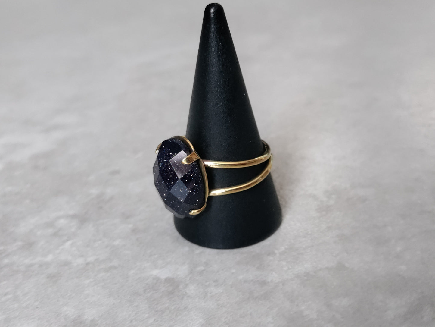 Bague artisanale double anneau avec pierre de soleil bleue à facettes LEIA&CO taille 60 FR