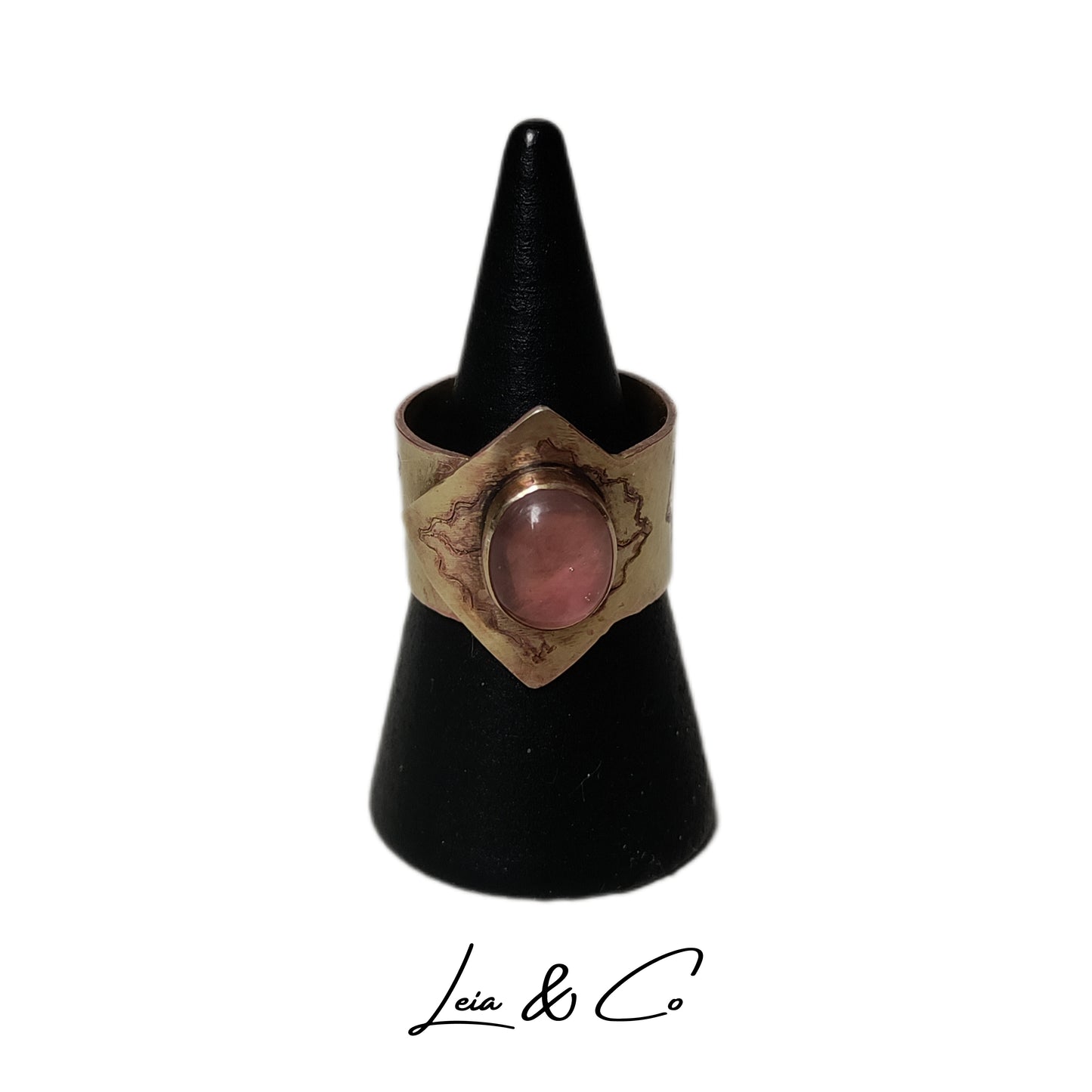 Bague ajustable laiton patiné avec symboles égyptiens et quartz rose LEIA&CO