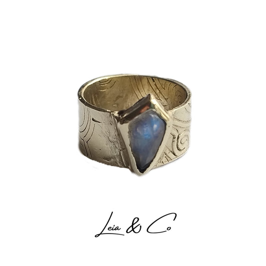 Yuna ring in golden brass and rainbow rosecut Moonstone LEIA&CO