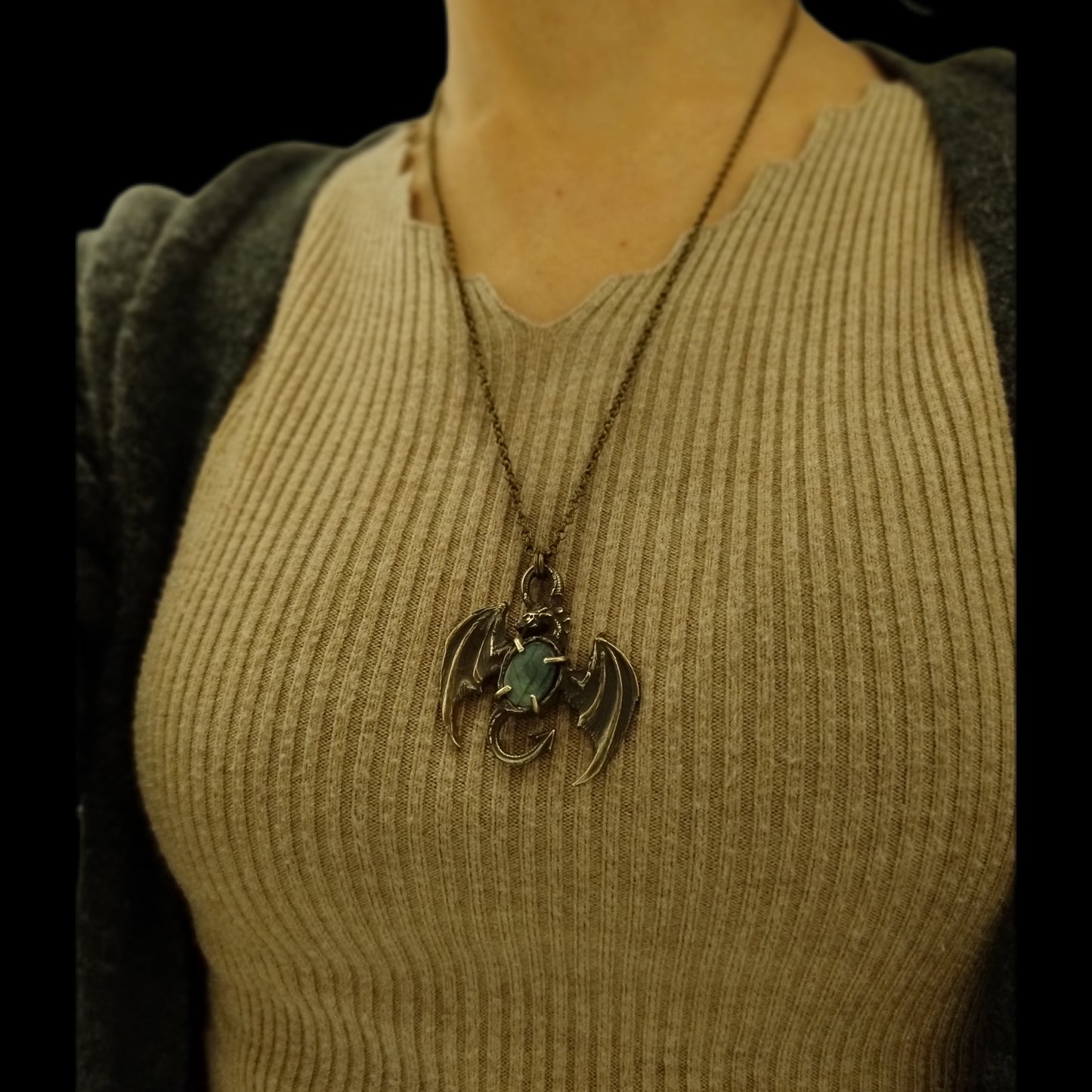 Amulette dragon antique avec Labradorite bleue-verte LEIA&CO