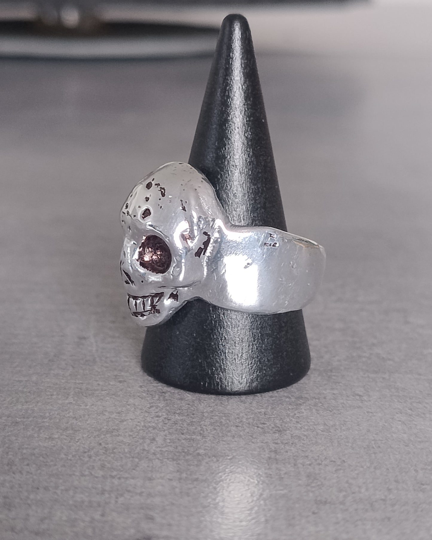 Bague chevalière tête de mort argentée LEIA&CO