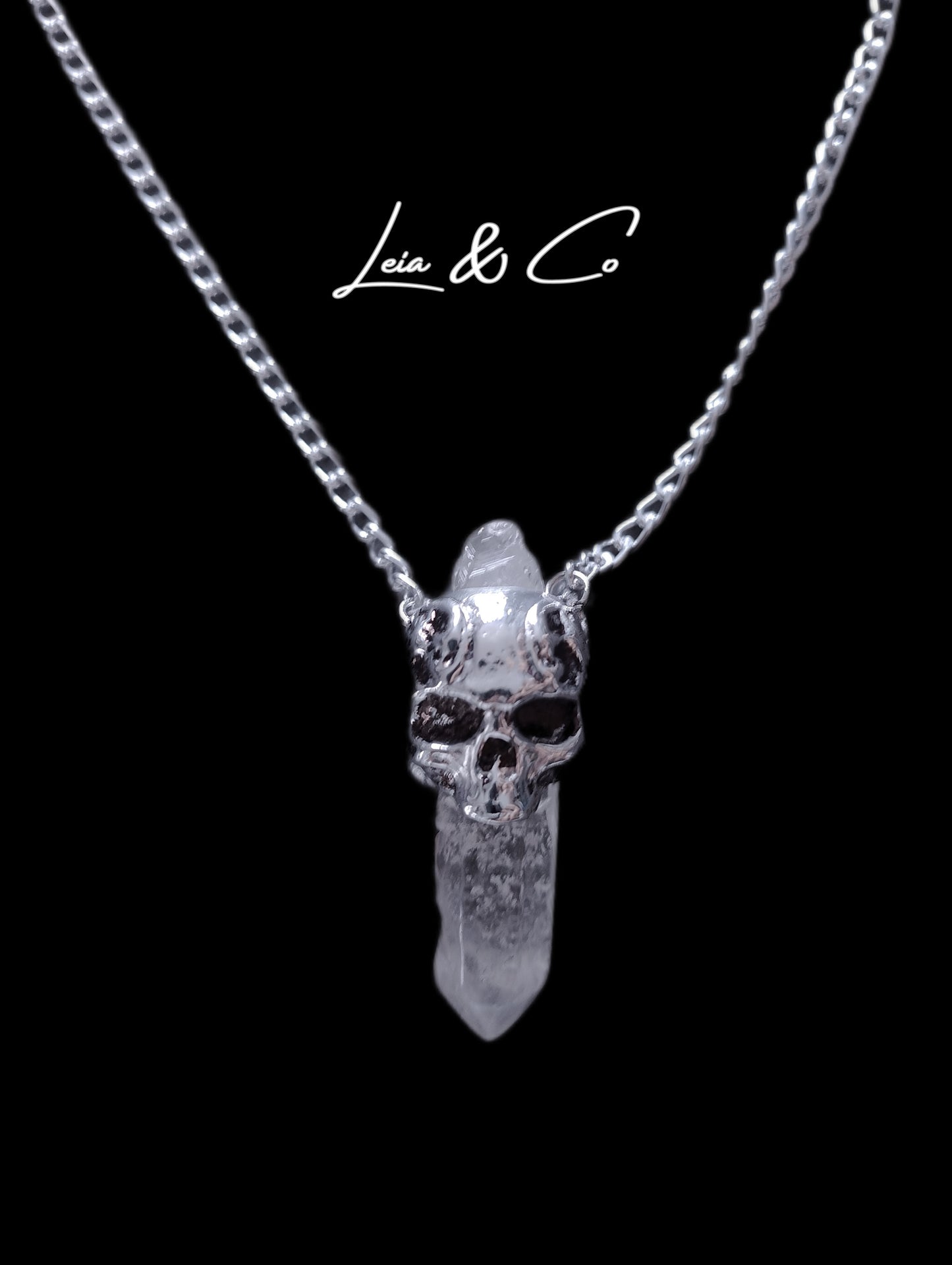 Amulet tête de mort et cristal de quartz Leia and Co