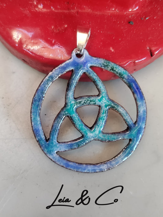 Pendentif Noeud de la trinité Triquetra en cuivre émaillé bleu LEIA&CO