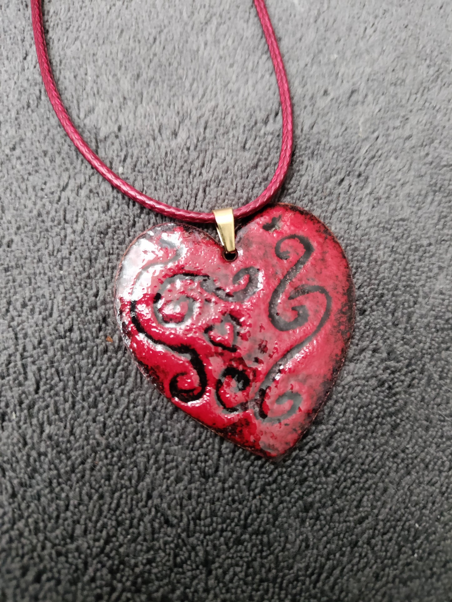 Red and black heart necklace with arabesques in enamelled copper LEIA&CO