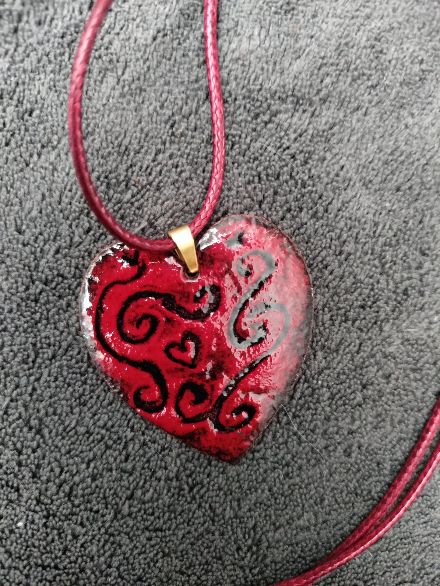 Red and black heart necklace with arabesques in enamelled copper LEIA&CO