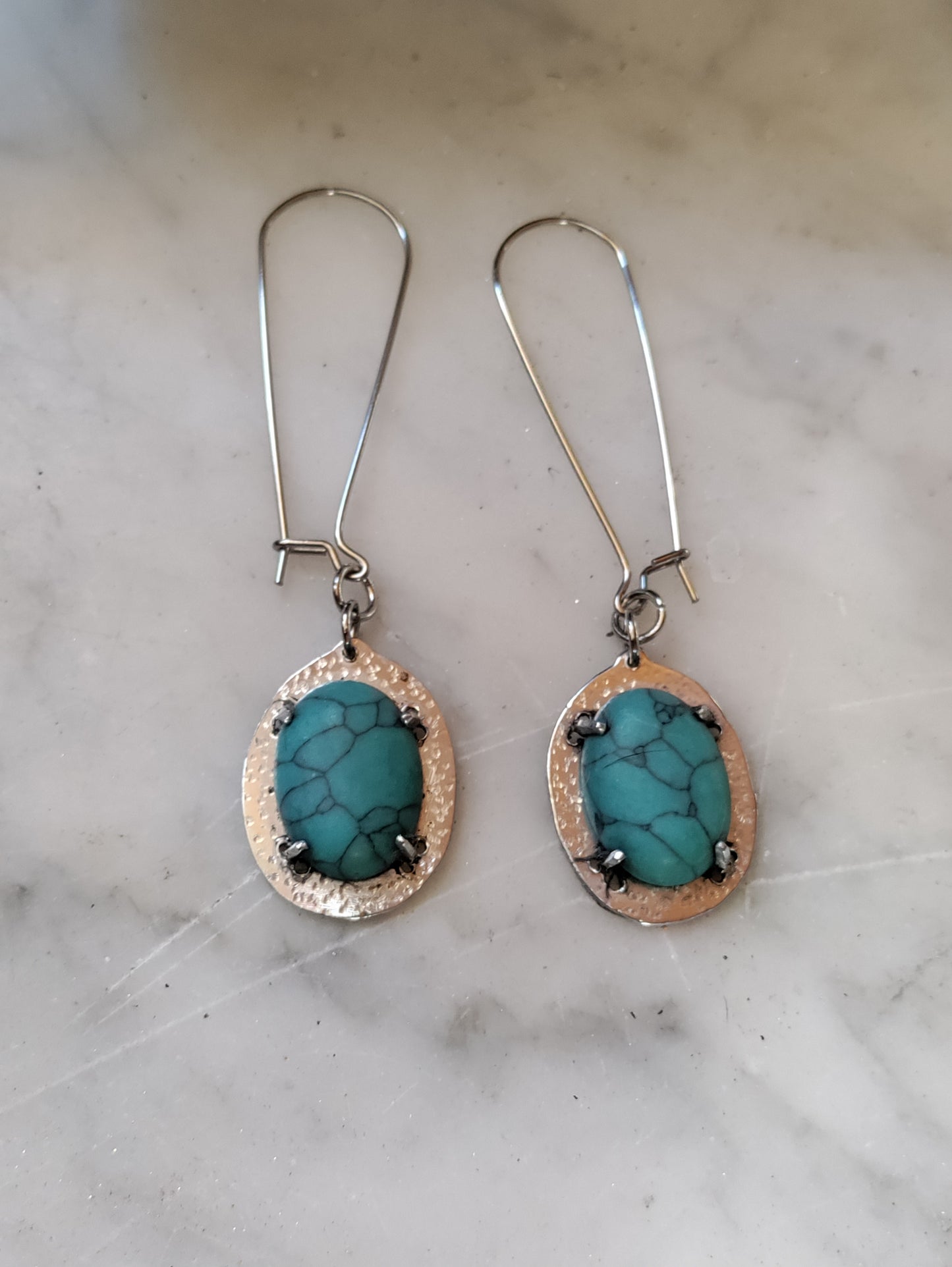 Boucles d'oreilles longues argentées avec pierre turquoise LEIA&CO