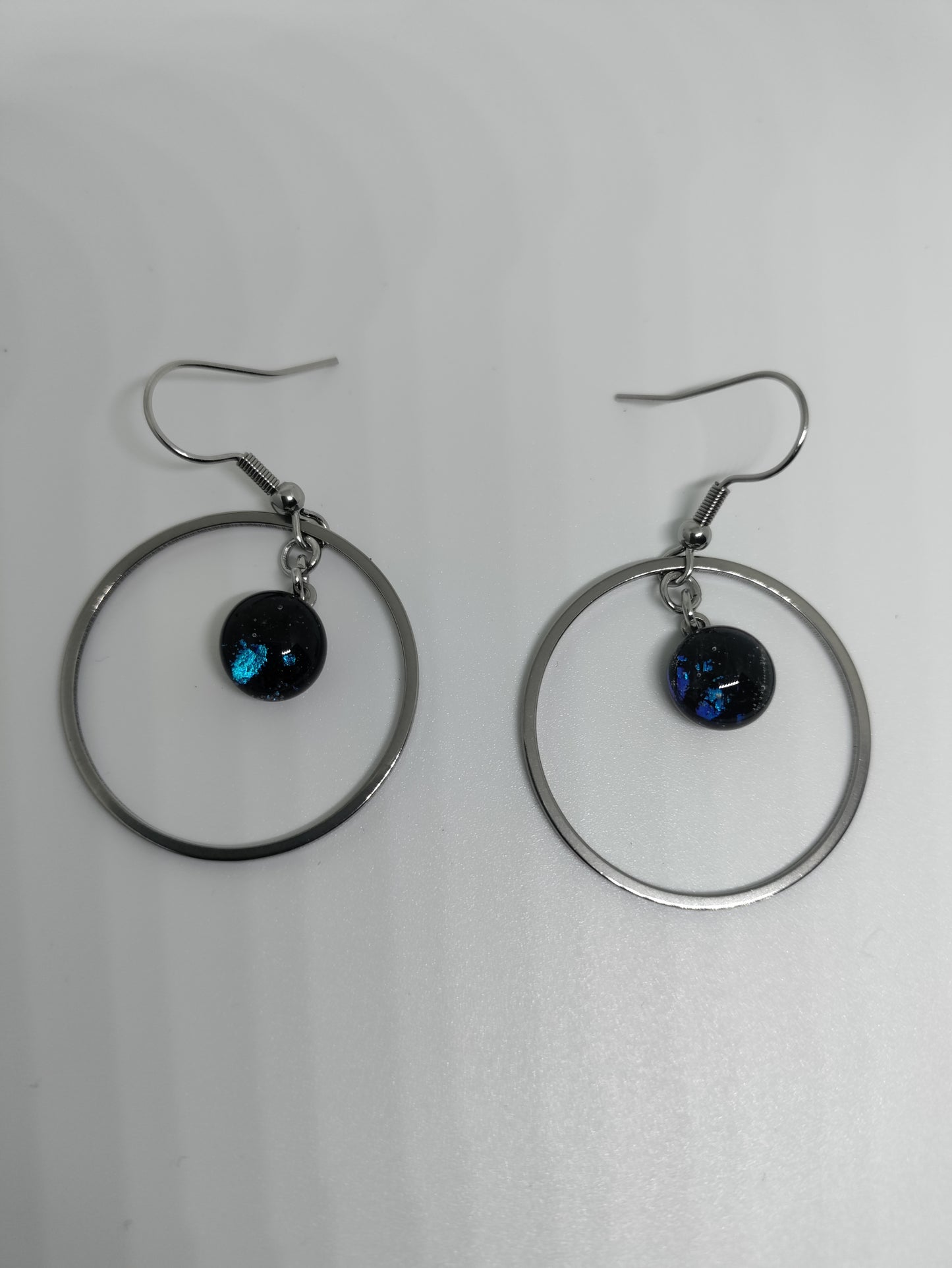 Dangling circle earrings with blue dichroic glass in surgical steel LEIA&CO