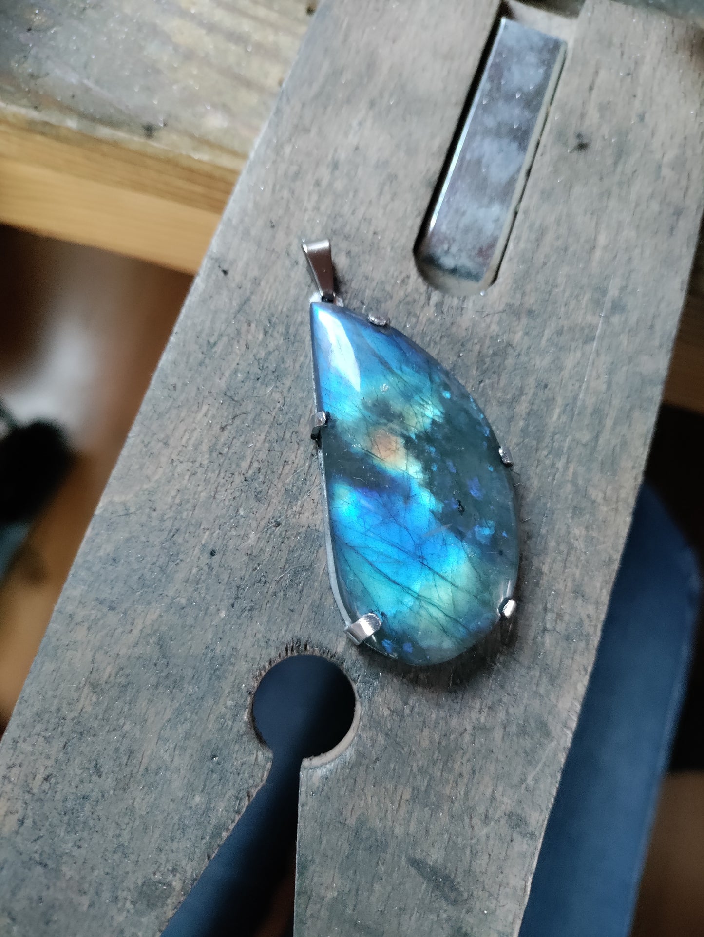 Pendentif goutte avec Labradorite naturelle en aluminium LEIA&CO