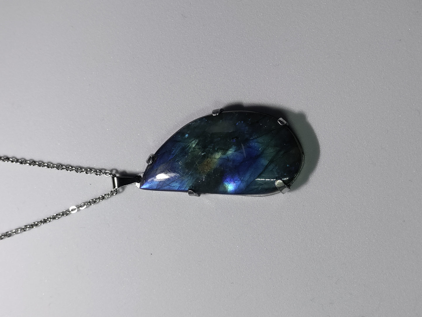 Pendentif goutte avec Labradorite naturelle en aluminium LEIA&CO