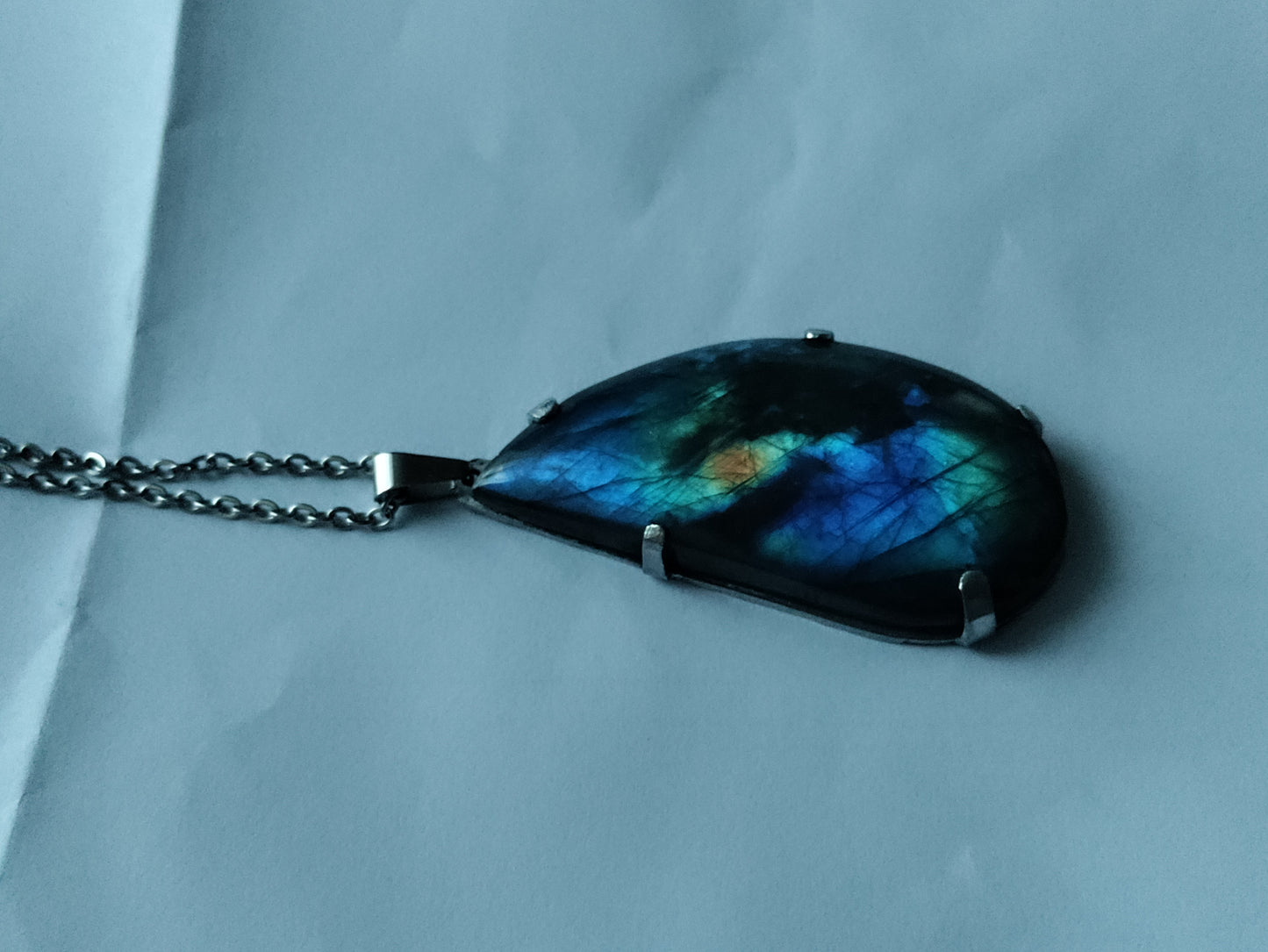 Pendentif goutte avec Labradorite naturelle en aluminium LEIA&CO