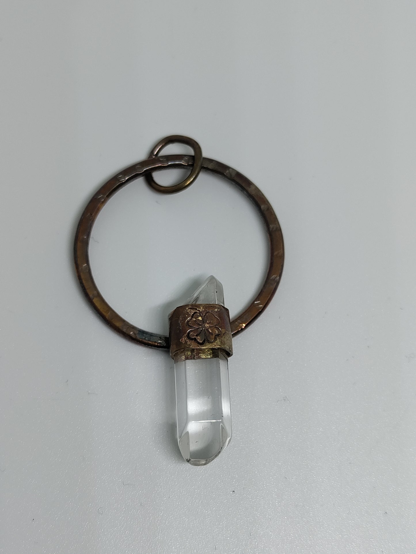 Pendentif de style elfique pointe de cristal de quartz LEIA&CO