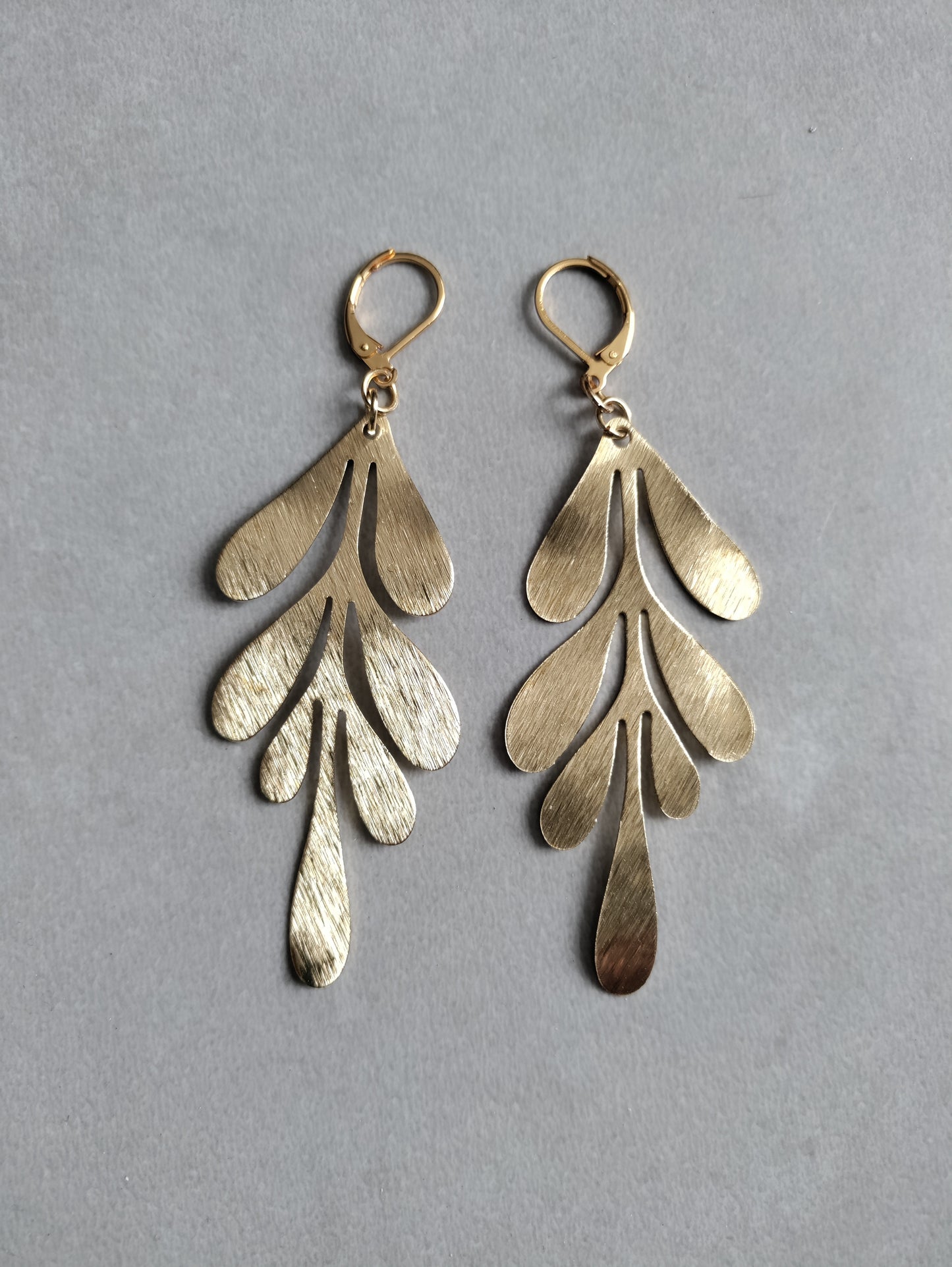Boucles d'oreilles pendantes feuilles dorées LEIA&CO